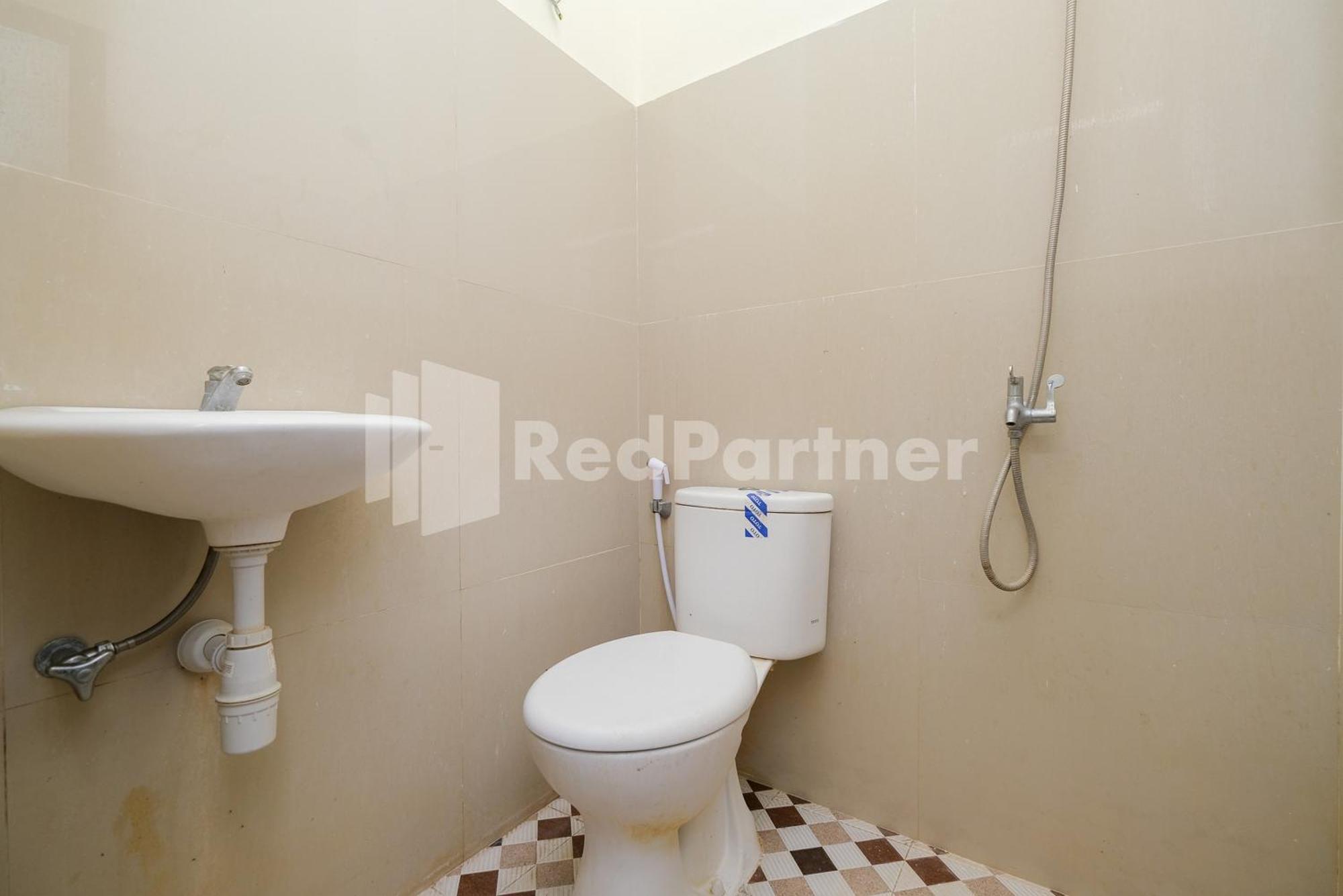 Grand Kencana Guesthouse Syariah Near Wisata Bahari Lamongan Paciran Екстериор снимка